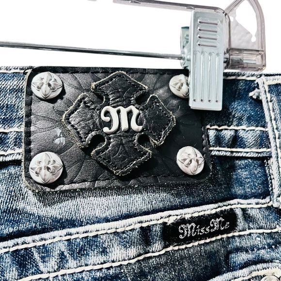 Miss Me Y2K Rhinestone Embroidered Bling Cuffed Capri Pants Size 28 Denim Jeans - Picture 7 of 8